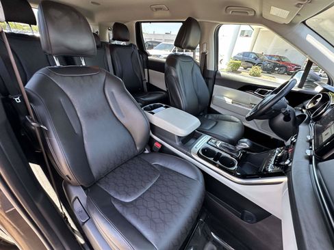Used 2024 Kia Carnival EX FWD image 17