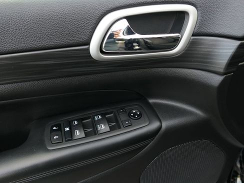 Used 2021 Jeep Grand Cherokee Laredo image 15