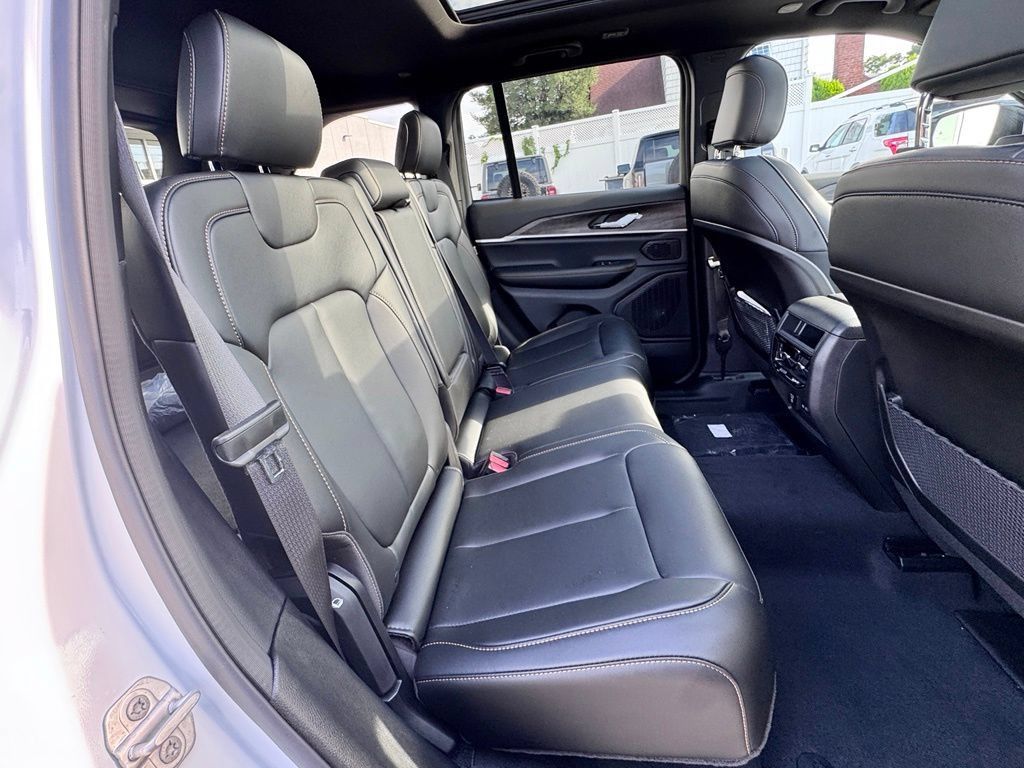 Used 2026 Jeep Grand Cherokee Limited AWD/4WD image 21