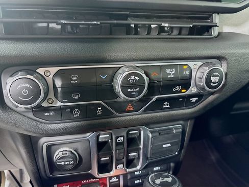 Used 2025 Jeep Wrangler Unlimited Sport AWD/4WD image 15