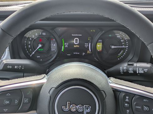 Used 2025 Jeep Wrangler Sahara AWD/4WD image 20