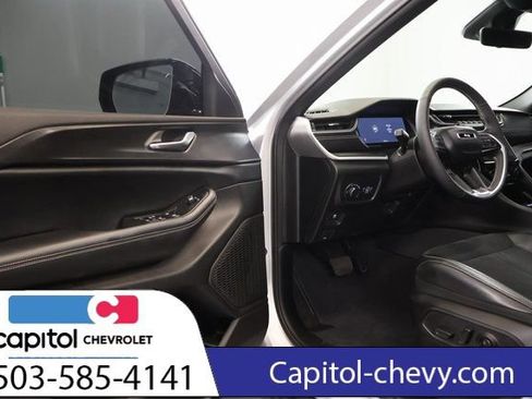 Used 2025 Jeep Grand Cherokee Altitude AWD/4WD image 9