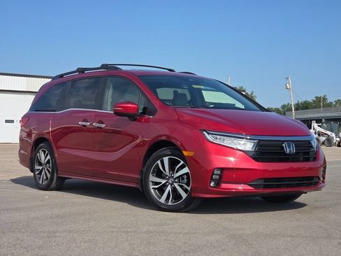 Used 2024 Honda Odyssey Touring image 2