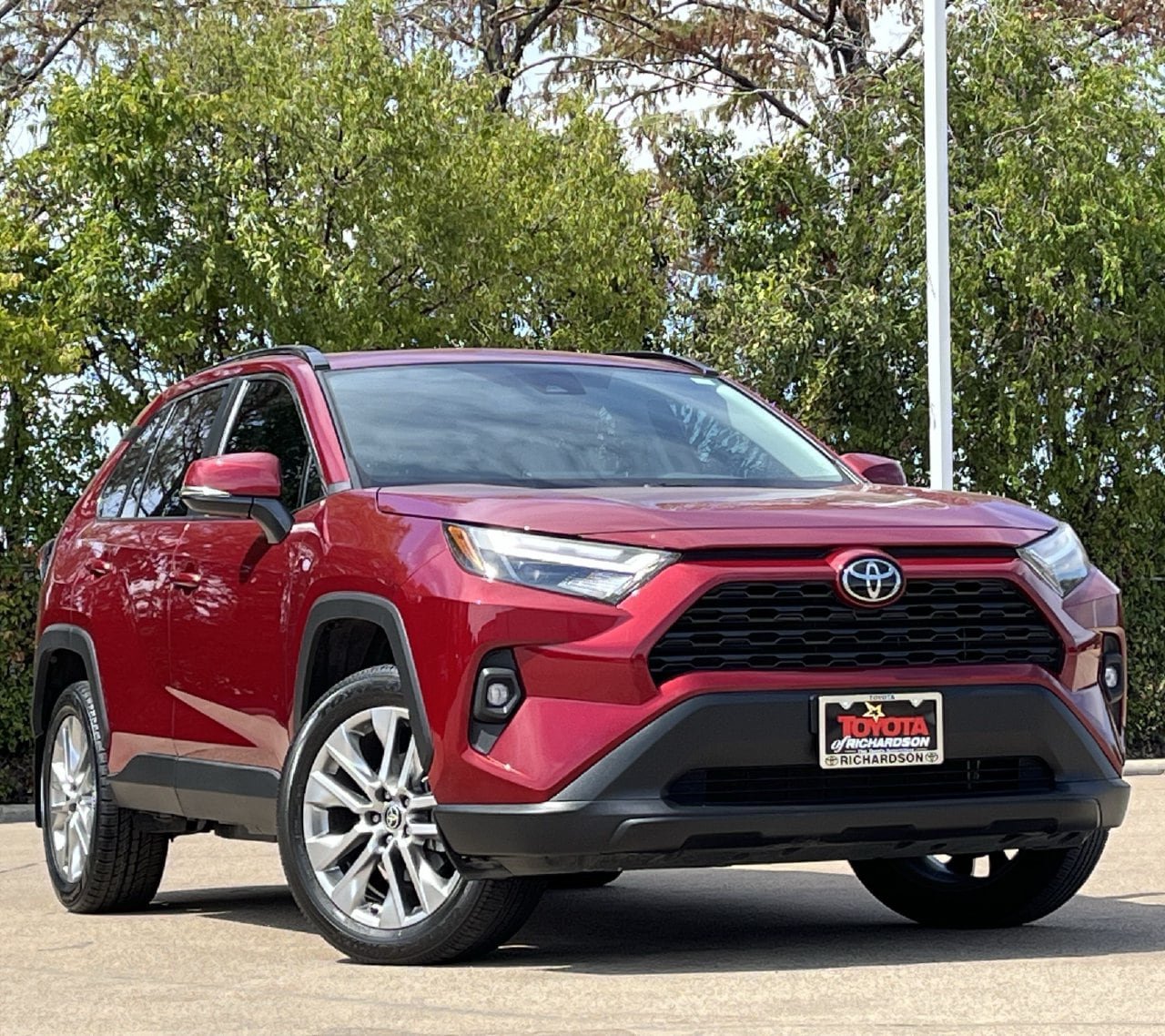 Used 2025 Toyota RAV4 XLE Premium FWD image 2