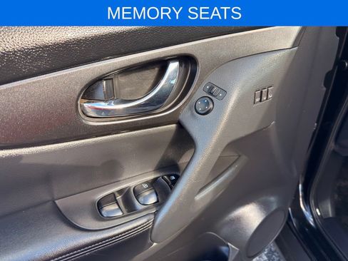 Used 2018 Nissan Rogue SV w/ Premium Package AWD/4WD image 6