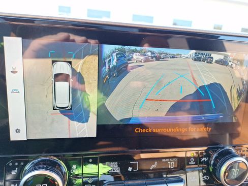 Used 2023 Toyota Highlander Platinum image 29