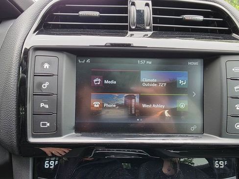 Used 2017 Jaguar F-PACE Premium image 20