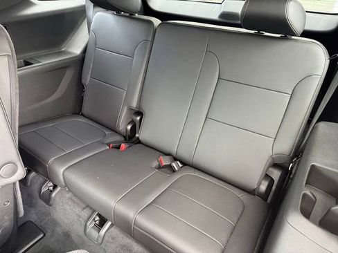 Used 2023 Chevrolet Traverse LT AWD/4WD image 9