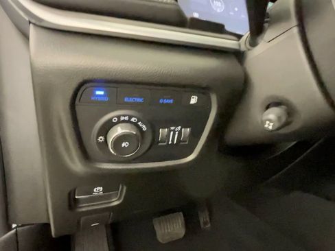 Used 2023 Jeep Grand Cherokee Overland w/ Luxury Tech Group IV AWD/4WD image 21