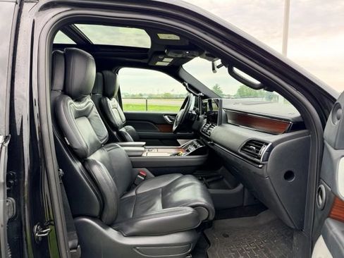 Used 2022 Lincoln Navigator Reserve AWD/4WD image 11