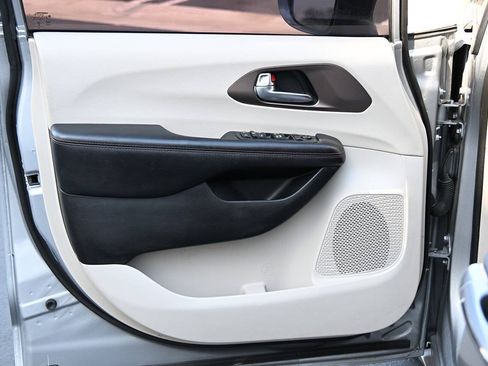 Used 2019 Chrysler Pacifica Touring-L FWD image 12