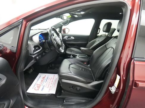 Used 2021 Chrysler Pacifica Touring-L w/ Uconnect Theater Family Group AWD/4WD image 15