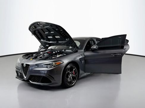 Used 2018 Alfa Romeo Giulia Quadrifoglio w/ Driver Assist Dynamic Package RWD image 16
