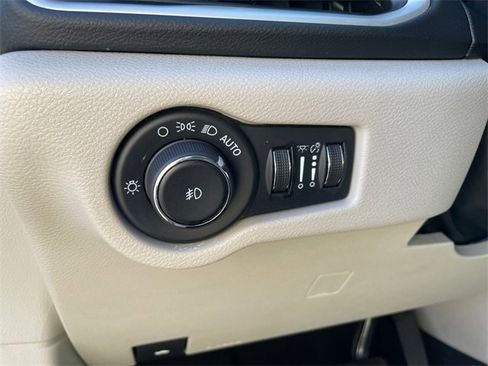 Used 2023 Chrysler Pacifica Touring-L image 17