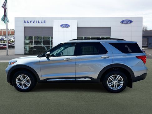 Used 2022 Ford Explorer XLT w/ Equipment Group 202A image 2