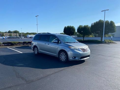 Used 2017 Toyota Sienna XLE AWD/4WD image 7