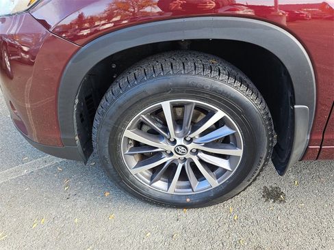 Used 2017 Toyota Highlander XLE image 28