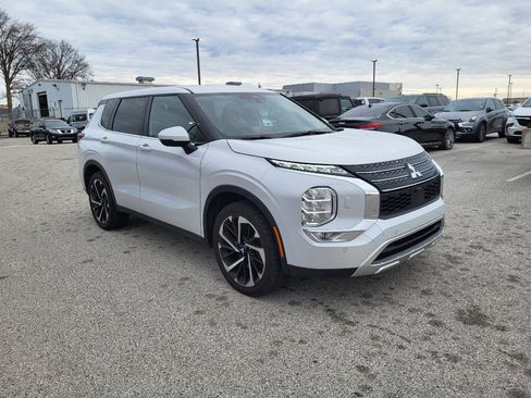 Used 2024 Mitsubishi Outlander SE Black Edition image 15