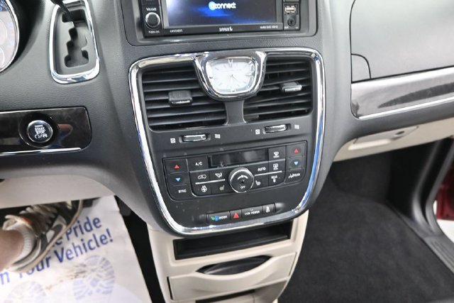 Used 2016 Chrysler Town & Country Touring w/ Driver Convenience Group FWD image 21