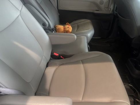 Used 2021 Toyota Sienna XLE FWD image 15