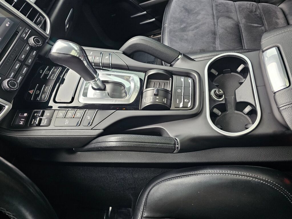 Used 2018 Porsche Cayenne Platinum Edition AWD/4WD image 27