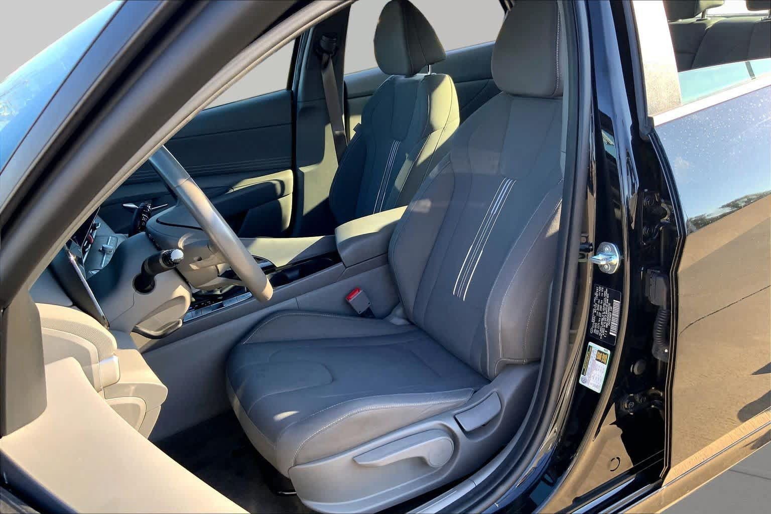 Used 2025 Hyundai Elantra SEL FWD image 8