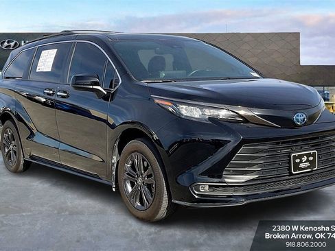 Used 2024 Toyota Sienna XSE image 2