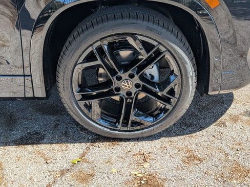 New 2026 Volkswagen Tiguan SE R-Line FWD image 9