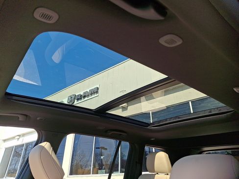 New 2026 Jeep Grand Cherokee Limited w/ Luxury Tech Group II image 11