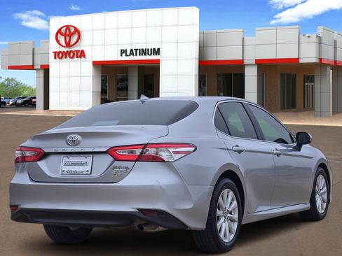 Used 2020 Toyota Camry LE image 5