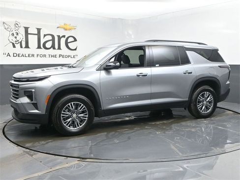 Used 2025 Chevrolet Traverse LT image 33