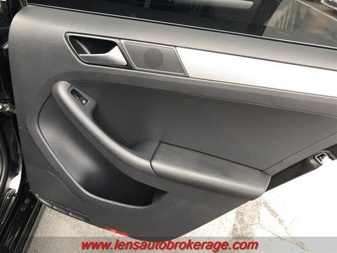 Used 2017 Volkswagen Jetta SE FWD image 18