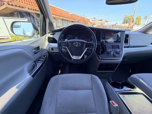 Used 2017 Toyota Sienna LE FWD image 19