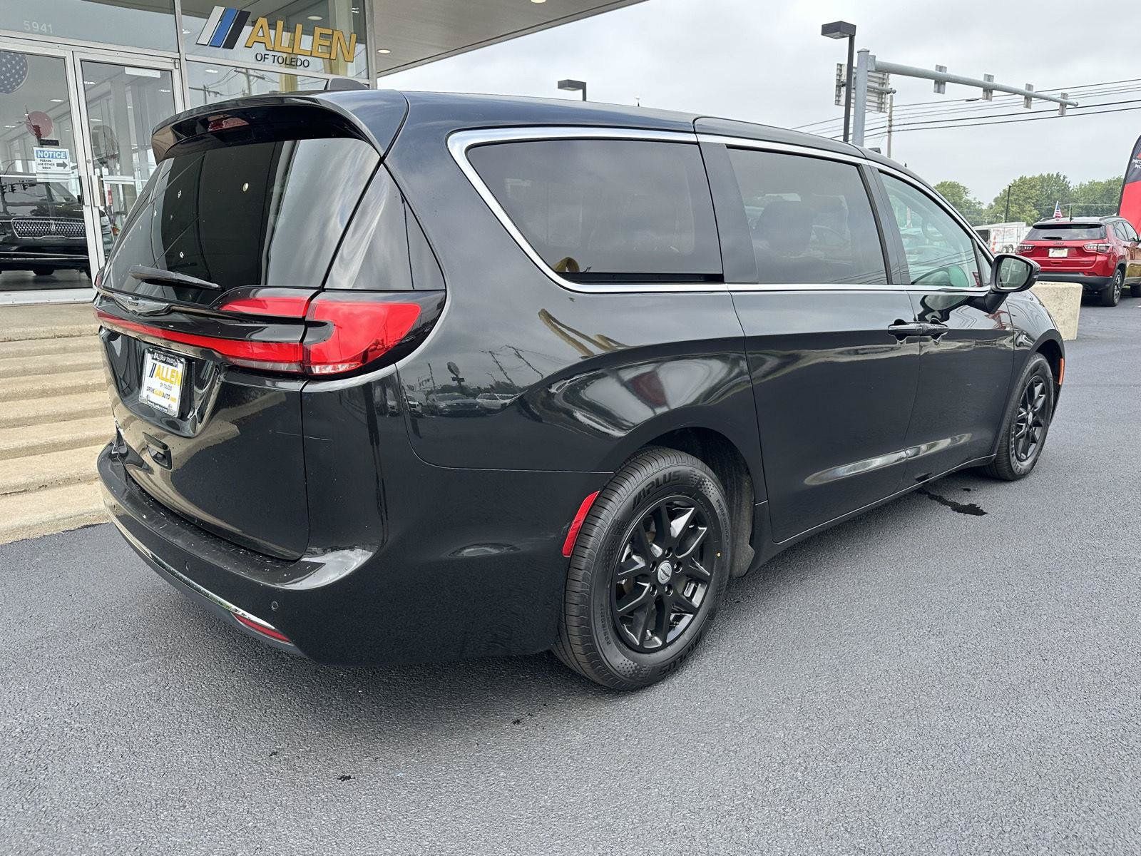 Used 2023 Chrysler Pacifica Touring-L FWD image 12