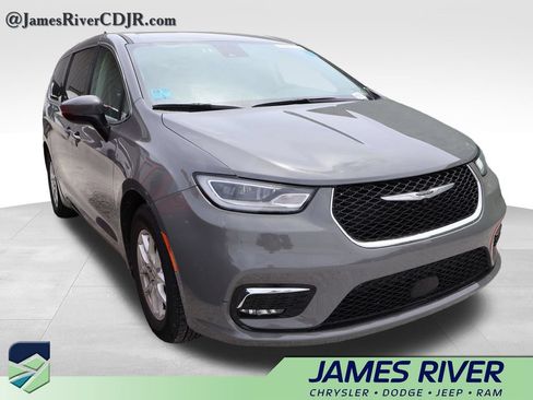Used 2023 Chrysler Pacifica Touring-L FWD image 12
