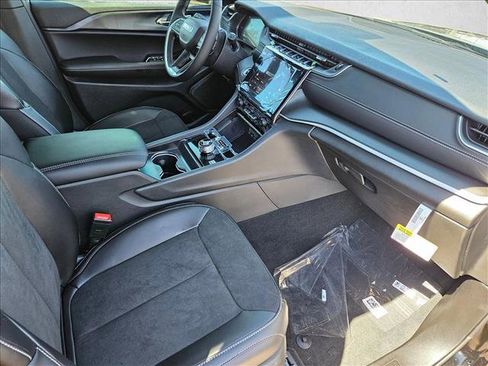 New 2025 Jeep Grand Cherokee Altitude image 16
