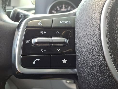 Used 2023 Kia Carnival LX FWD image 19