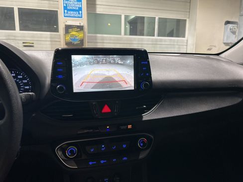 Used 2018 Hyundai Elantra GT image 17