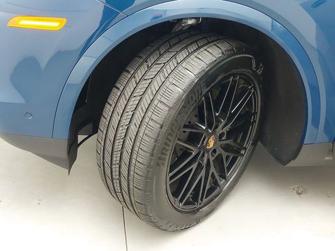 Certified 2025 Porsche Cayenne Coupe AWD/4WD image 35
