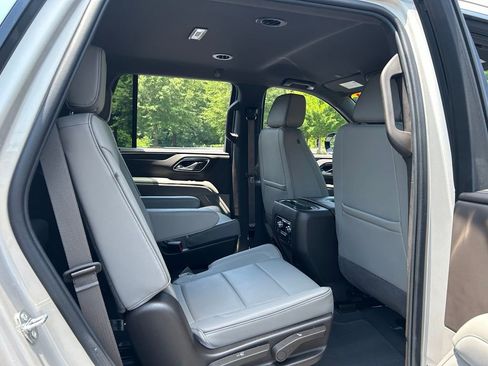 Used 2022 GMC Yukon SLT w/ SLT Luxury Package RWD image 50
