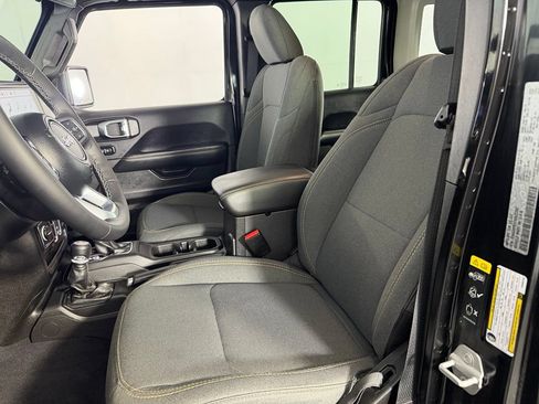 Used 2025 Jeep Wrangler Unlimited Sahara AWD/4WD image 22