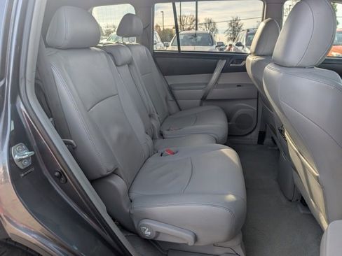 Used 2010 Toyota Highlander SE image 21
