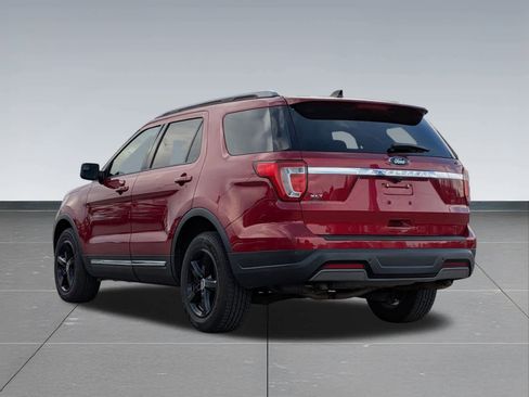 Used 2019 Ford Explorer XLT image 4