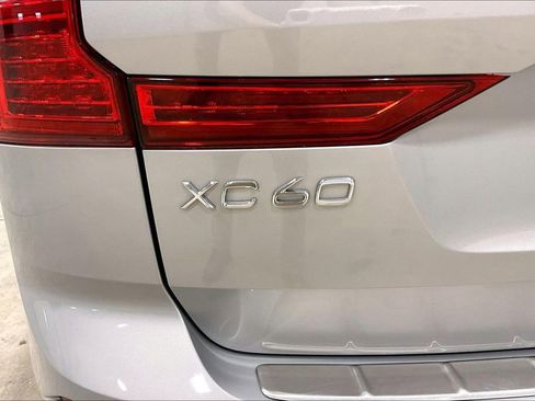 Used 2022 Volvo XC60 B5 R-Design w/ Advanced Package image 24