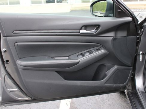 Used 2025 Nissan Altima 2.5 SV FWD image 11