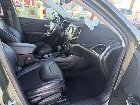 Used 2019 Jeep Cherokee Latitude Plus w/ Comfort/Convenience Group FWD image 28