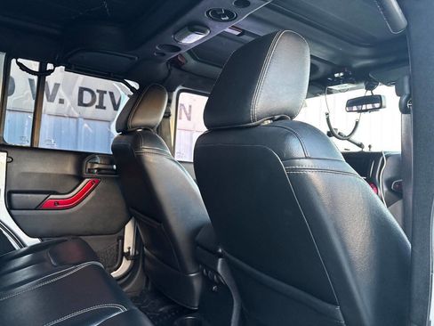 Used 2015 Jeep Wrangler Unlimited Rubicon w/ Connectivity Group image 22