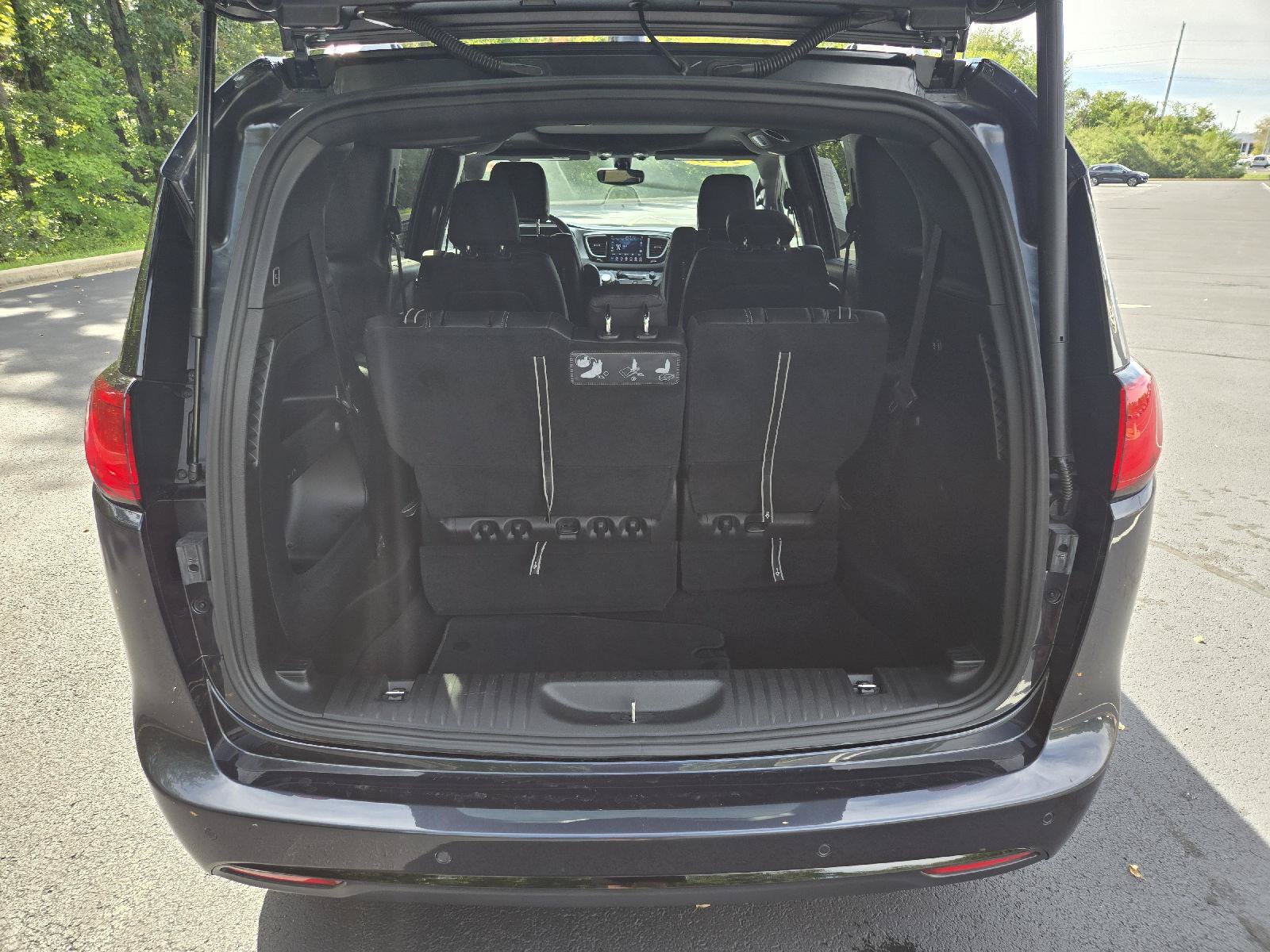 Used 2020 Chrysler Pacifica Touring-L Plus FWD image 9