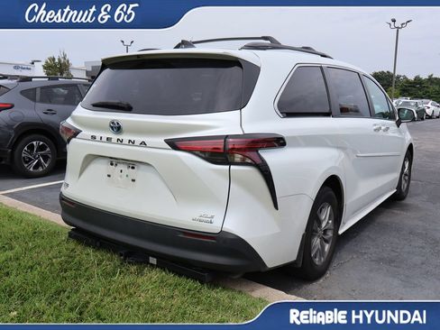 Used 2022 Toyota Sienna XLE w/ XLE Plus Package FWD image 23