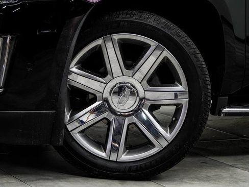 Used 2019 Cadillac Escalade Luxury image 3